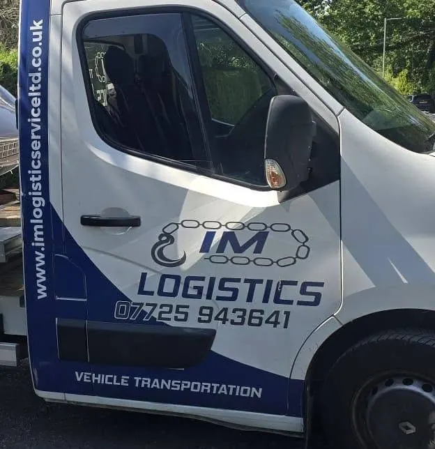 IM Logistics recovery truck livery — 24/7 vehicle transportation, call 07725 943641